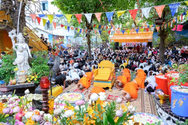 Chư Tăng, Phật tử sám hối trước Phật