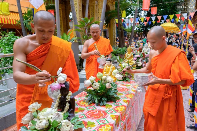 Ngày Tết thứ hai làm lễ “Đắp núi cát” ngay tại khuôn viên chùa để mong gặp được điều lành