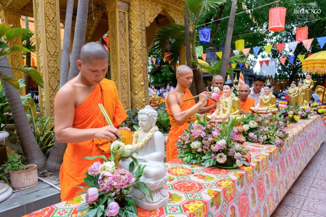 Lễ Tắm Phật được tổ chức vào ngày thứ ba, ngày cuối cùng của Tết Chôl Chnăm Thmây