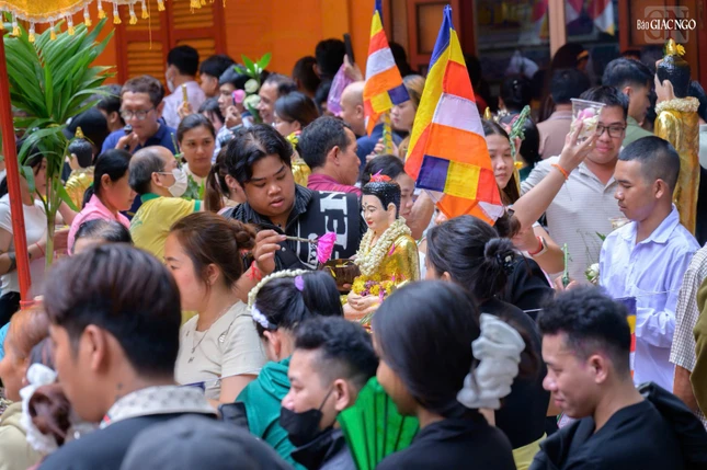 Phật tử thực hiện nghi thức Tắm Phật