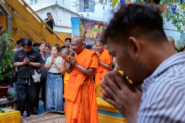 Hòa thượng Danh Lung dâng hương, lễ Phật