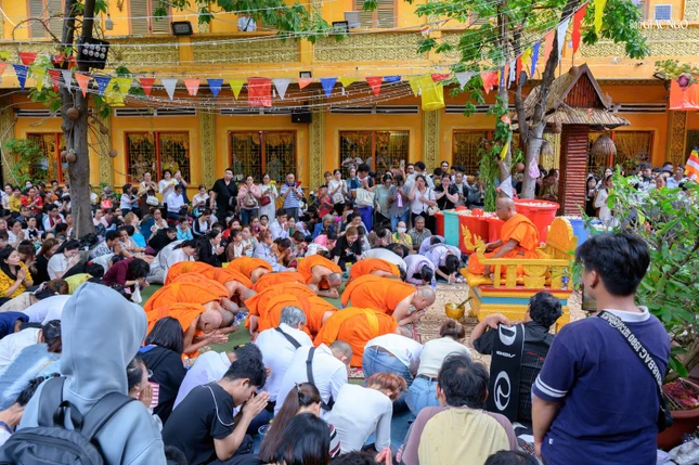 Chư Tăng và Phật tử sám hối đến Hòa thượng Danh Lung