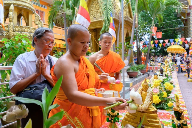 Chư Tăng thực hiện nghi thức Tắm Phật trong Tết Chôl Chnăm Thmây