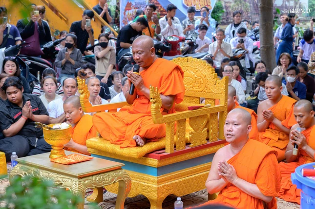 Chư tôn đức trong khóa lễ chiều 16-4