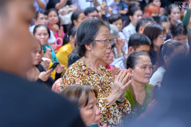 Đông đảo người dân TP.HCM về chùa dự lễ