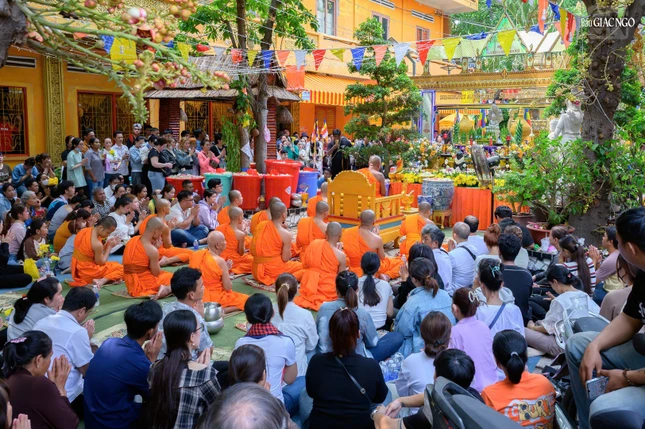 Trong ngày đầu tiên của Tết, người dân mang theo lễ vật, nhang đèn vào chùa làm lễ rước Đại lịch