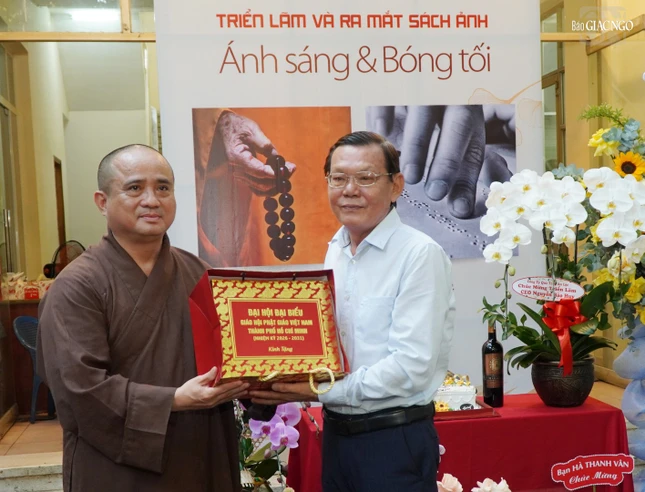 Thượng tọa Thích Tâm Hải trao quà Đại hội đại biểu Phật giáo TP.HCM đến ông Nguyễn Tấn Phong, Chủ tịch Hội Nhà báo TP.HCM