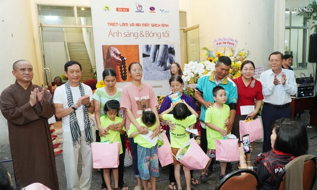 Trao quà đến các em khuyết tật