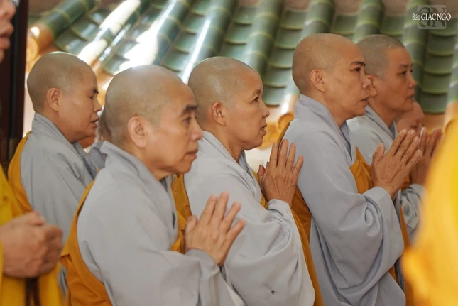 ... khiến chúng trưởng thành trong sự thanh tịnh, hầu duy trì và phát triển sinh mệnh của Tăng đoàn trong tinh thần hòa hợp và thanh tịnh