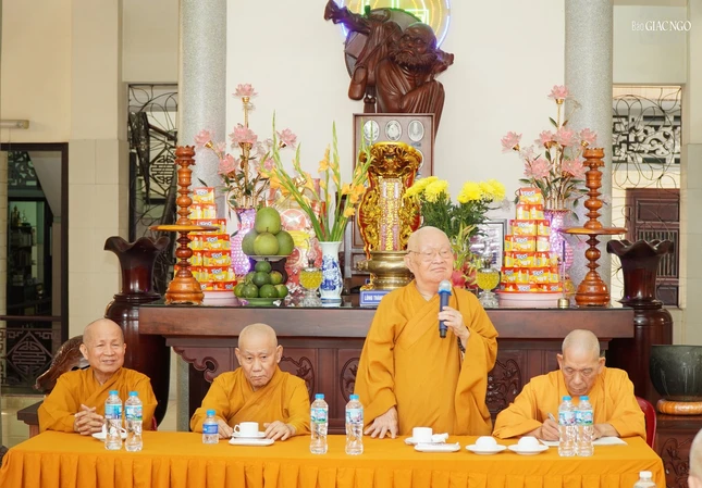 Hòa thượng Thích Giác Thuận huấn từ