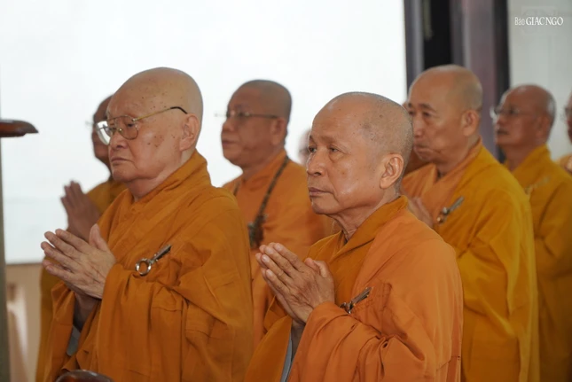 Chư tôn đức thực hiện khóa lễ Bố-tát tại chánh điện chùa Viên Âm