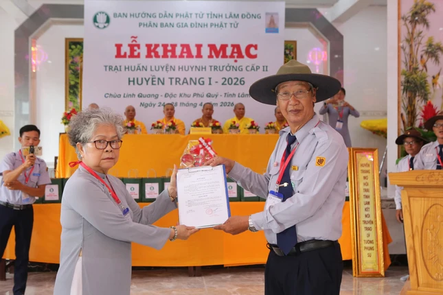 Huynh trưởng Lê Văn Tuyển trao quyết định