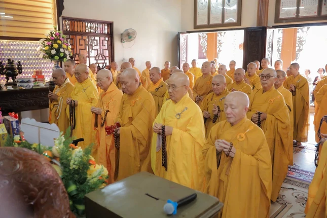 Hòa thượng Thích Nguyên Phước cùng chư Tăng, Phật tử môn phong tổ đình Long Khánh dâng hương tưởng niệm Giác linh Hòa thượng Thích Tâm Hoàn