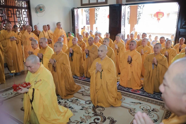 Thành kính tưởng niệm