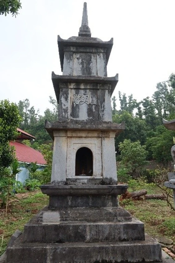 Tháp đá Viên Minh (圓明), thờ Thiền sư Từ Sơn tại chùa Quảng Nghiêm