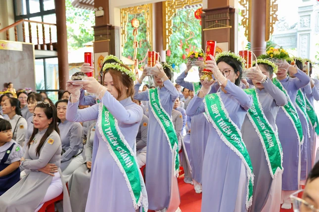 Gia đình Phật tử dâng lục cúng dường