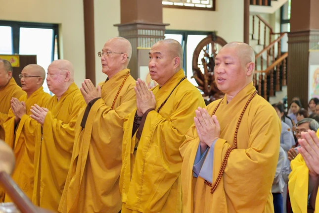 Chư tôn đức chứng minh, tham dự buổi lễ tưởng niệm