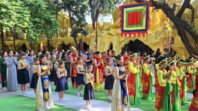 Đại diện Phật tử tại chùa cũng đã thực hiện nghi thức dâng lễ phẩm cúng dường