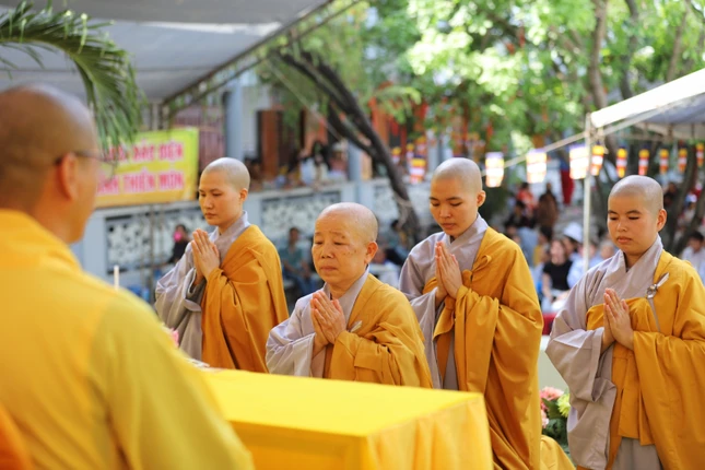 Ni sư trụ trì chùa Hải Sơn, cùng chư Ni