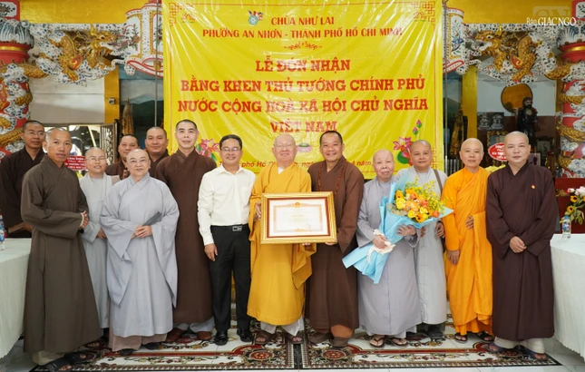 Chư Tăng Ni chúc mừng Hòa thượng Thích Giác Thuận tại chùa Như Lai