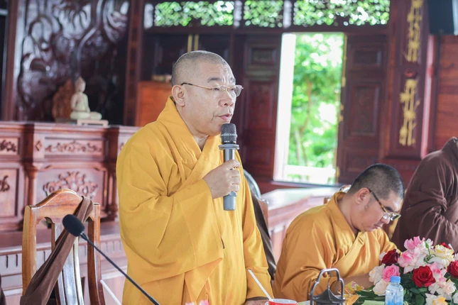 Thượng tọa Thích Pháp Huệ trình và lấy biểu quyết nhân sự