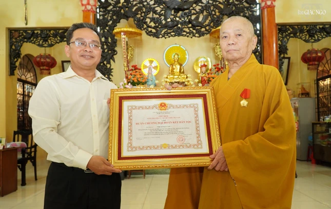 Trao Huân chương Đại đoàn kết dân tộc của Chủ tịch nước đến Hòa thượng Thích Nhật Lang, viện chủ chùa Pháp Bảo