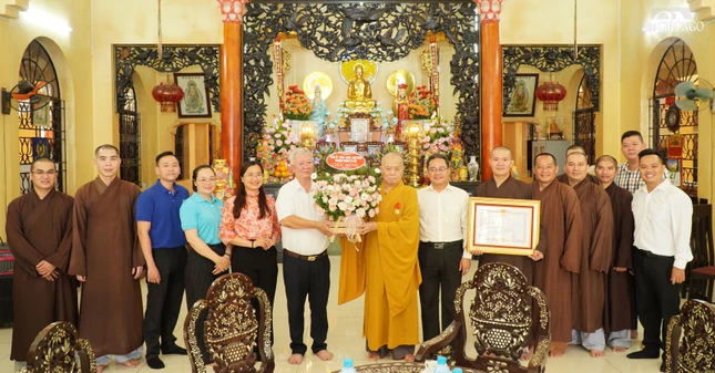 Ông Nguyễn Thanh Thủy, Phó Bí thư Thường trực phường Thông Tây Hội, cùng đại diện chính quyền phường và chư tôn đức chúc mừng Hòa thượng Thích Nhật Lang tại chùa Pháp Bảo