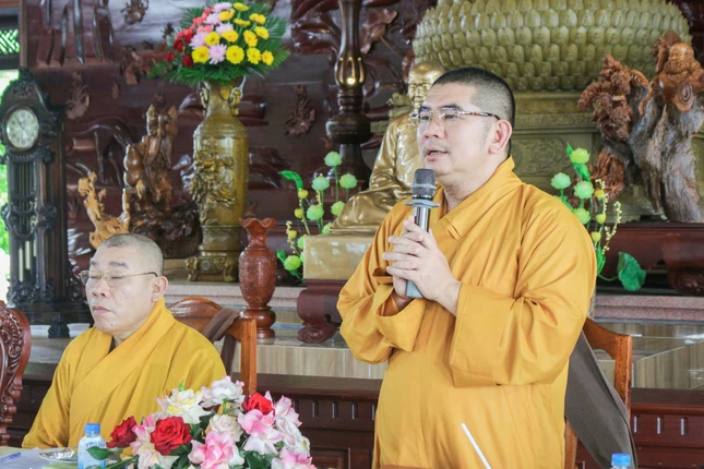 Đại đức Thích Nguyên Nguyệt triển khai thông bạch Đại lễ Phật đản