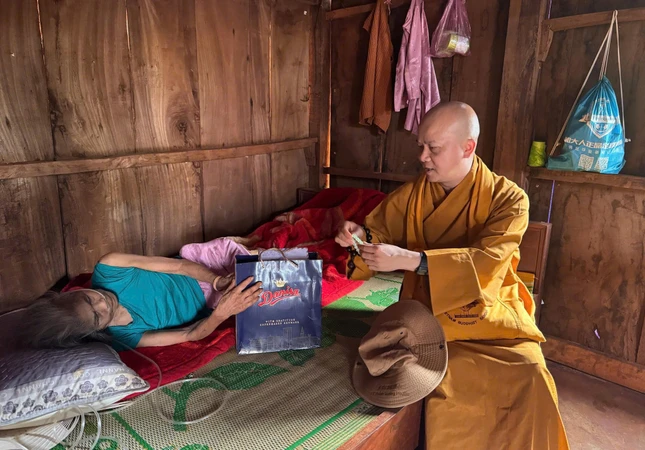 Thăm hỏi, tặng quà đến người bệnh