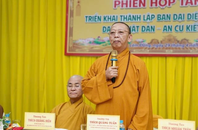 Thượng tọa Thích Quảng Tuấn đạo từ chứng minh