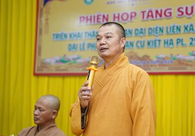 Thượng tọa Thích Chiếu Ý phát biểu tại buổi họp