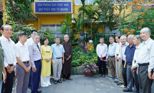 Ban Phật học chùa Xá Lợi tưởng niệm cư sĩ Chánh Trí trước tượng bán thân được tôn trí trong khuôn viên sân chùa Xá Lợi
