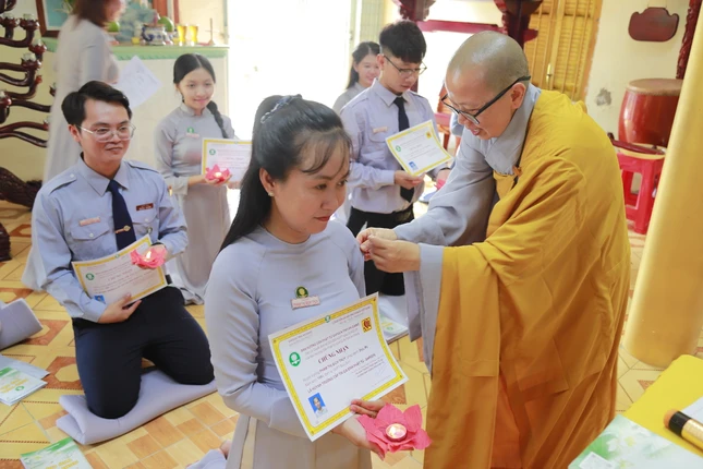 Gắn cấp hiệu đến huynh trưởng