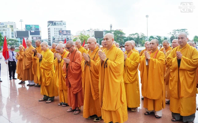 Tưởng niệm vị lãnh tụ của dân tộc Việt Nam - Chủ tịch Hồ Chí Minh