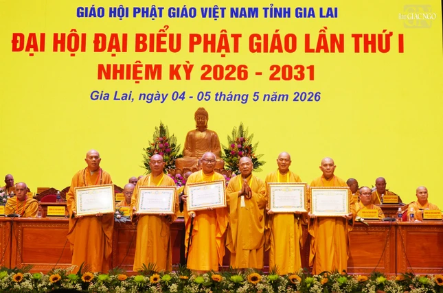 Trưởng lão Hòa thượng Thích Thiện Pháp trao Bằng tuyên dương công đức của Trung ương Giáo hội đến chư tôn đức