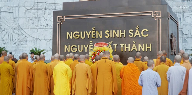 Ban Trị sự GHPGVN tỉnh Gia Lai dâng hoa tưởng niệm