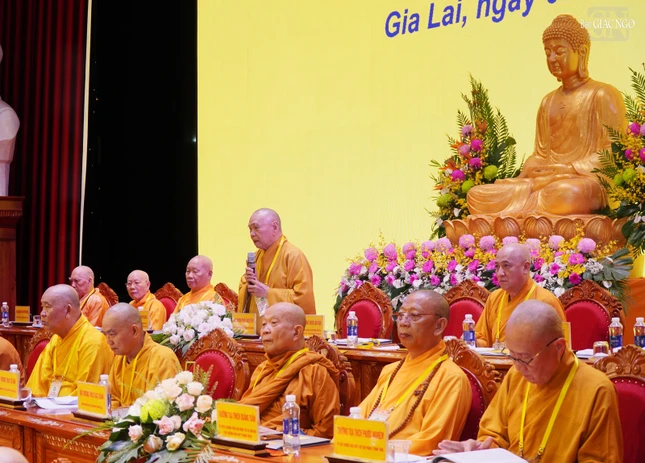 Trưởng lão Hòa thượng Thích Thiện Pháp lấy ý kiến biểu quyết của đại biểu và thông qua danh sách nhân sự