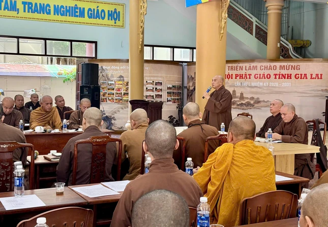 Thượng tọa Thích Nhuận Trí, Phó Trưởng ban kiêm Chánh Thư ký Ban Trị sự GHPGVN tỉnh Gia Lai phát biểu