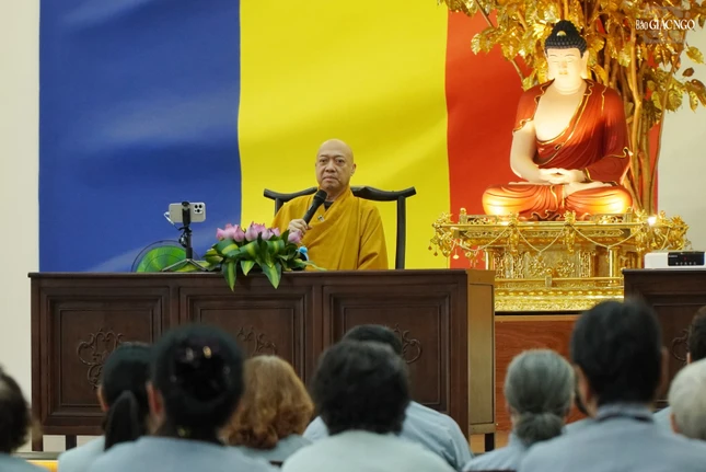 Thượng tọa Thích Nguyên Hạnh thuyết giảng thời pháp thoại đầu tiên