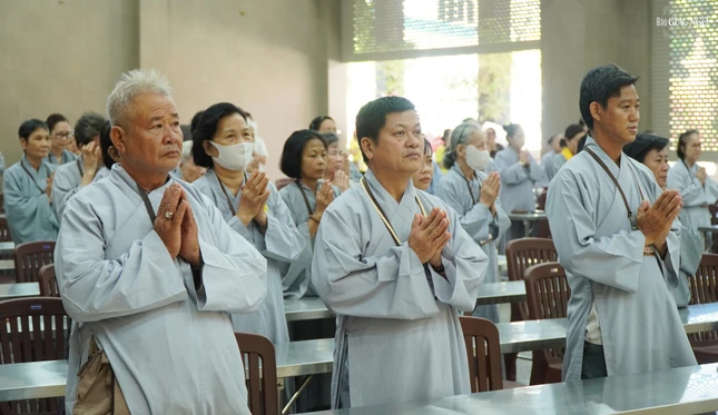 Ngày an lạc mở đầu với thời khóa niệm Phật