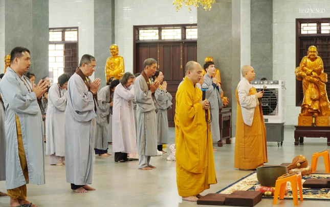 Tụng kinh tại chánh điện