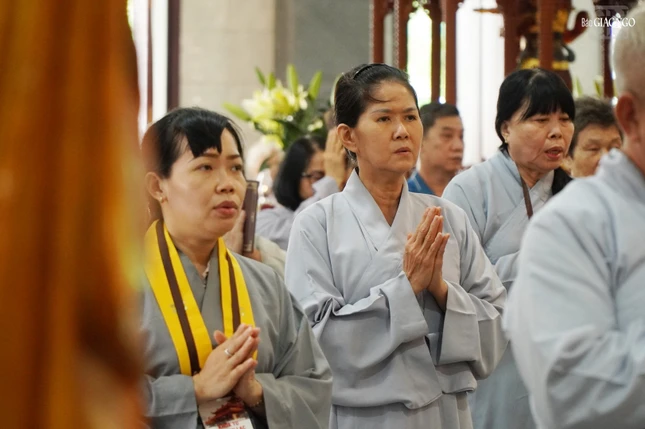 Phật tử trong thời khóa tụng kinh