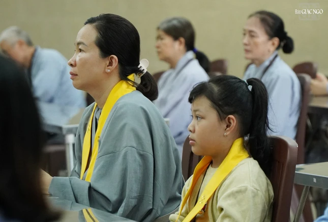 Phật tử nghe pháp