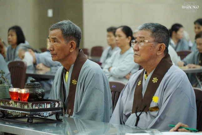 Trang nghiêm nghe pháp