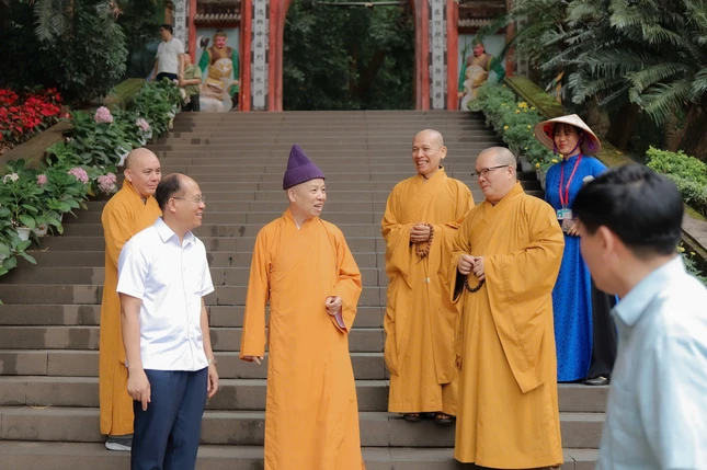 Hòa thượng Thích Thanh Quyết, Viện trưởng Học viện Phật giáo VN tại Hà Nội đón tiếp đoàn