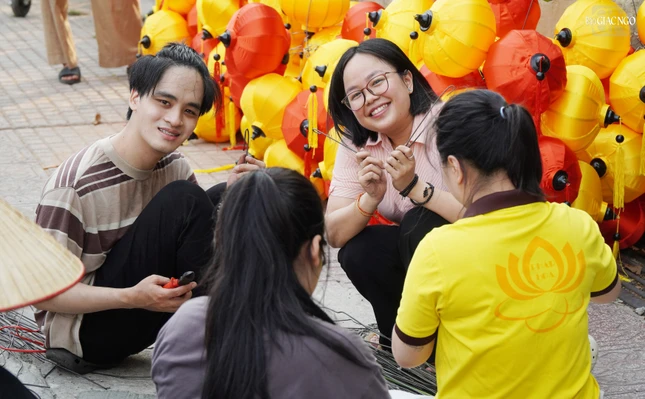Bạn trẻ về chùa công quả