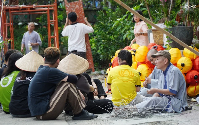 Đông đảo Phật tử về chùa công quả