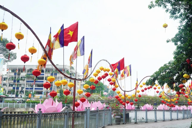 Cờ, lồng đèn được thiết trí trước chùa