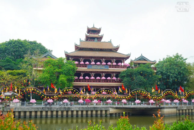 Đêm hội hoa đăng kính mừng Phật đản tại chùa Pháp Hoa diễn ra lúc 17g30 ngày 12-4 Âm lịch (28-5-2026)