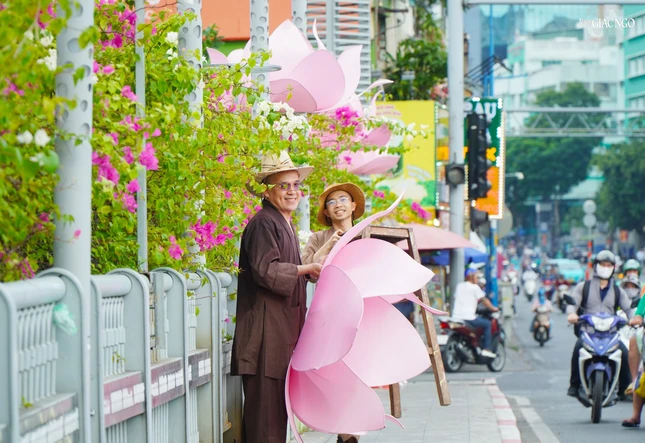 Chư Tăng thiết trí hoa sen trên cầu Lê Văn Sỹ